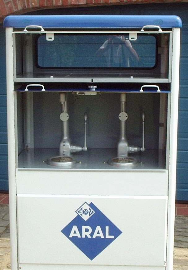 Ölkabinett, 2 Pumpen,
mit Schaufenster für Öldosen
