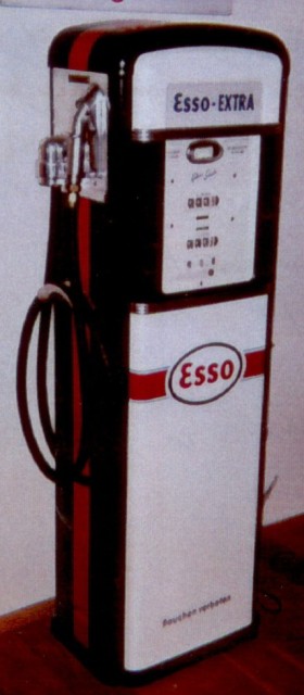 Esso-Extra Zapfsäule
Hersteller:
Gilbarco Schwelm
Baujahr: 1951 