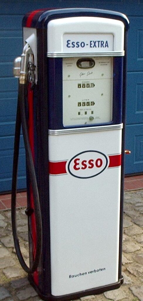 Esso-Extra Zapfsäule
Hersteller:
Gilbarco Schwelm
Baujahr: 1951 