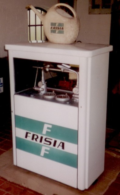 Ölkabinett mit Kühlwasserkanne