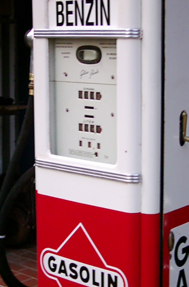Benzin-Zapfsäule
Hersteller: Gilbarco Schwelm Baujahr: 1950