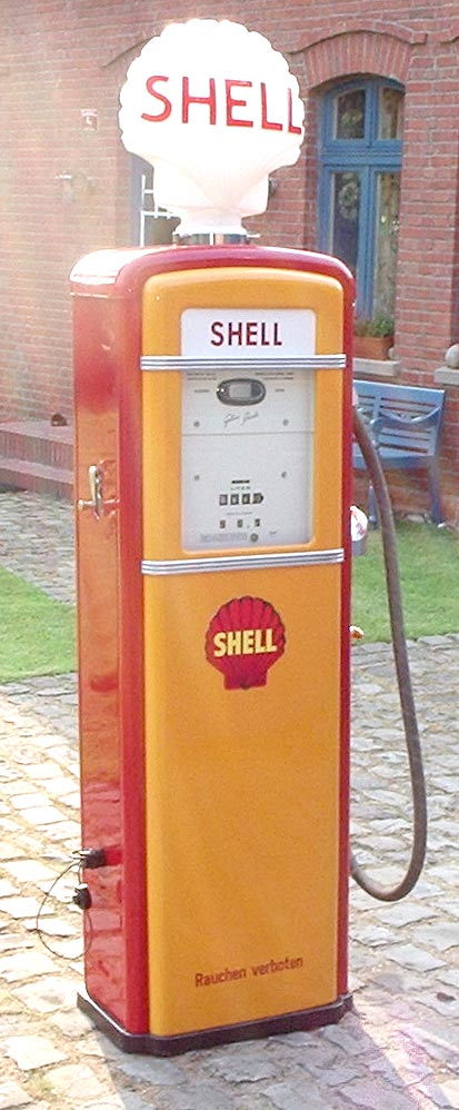 Benzin-Zapfsäule mit Globe. Hersteller: Gilbarco-Schwelm Baujahr: 1950
