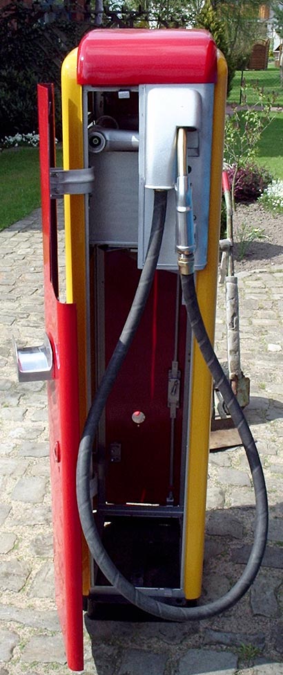 Benzin-Zapfsäule. Hersteller: Salzkotten Baujahr: 1954
